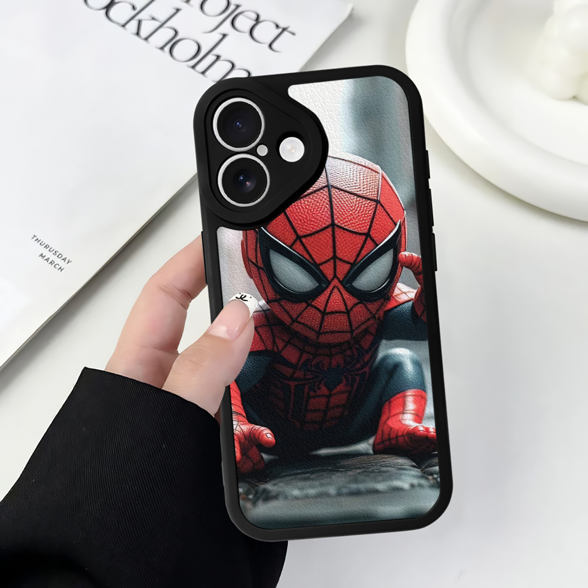 Spider Man スパイダーマン 【iPhone 16シリーズ対応】シリコンスマホケース（レザー調） 材質：シリコン